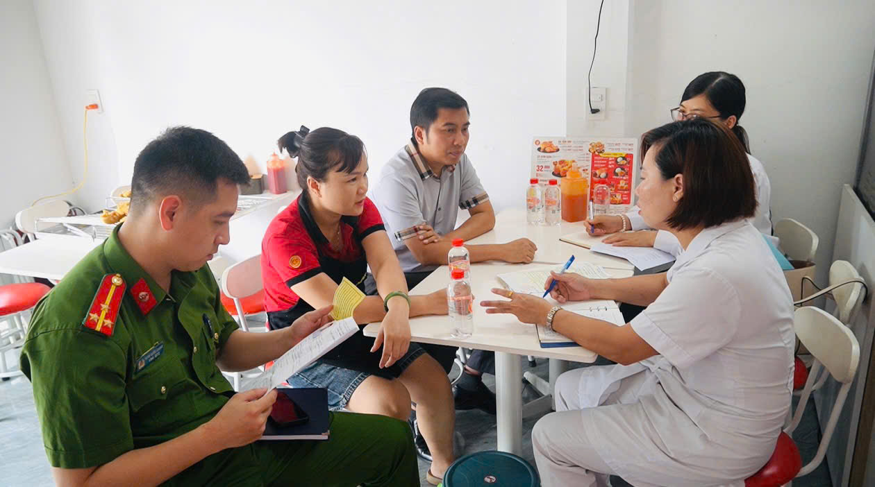 Công an phường Tứ Minh tuyên truyền pháp luật, đồng hành cùng các hộ kinh doanh trên địa bàn